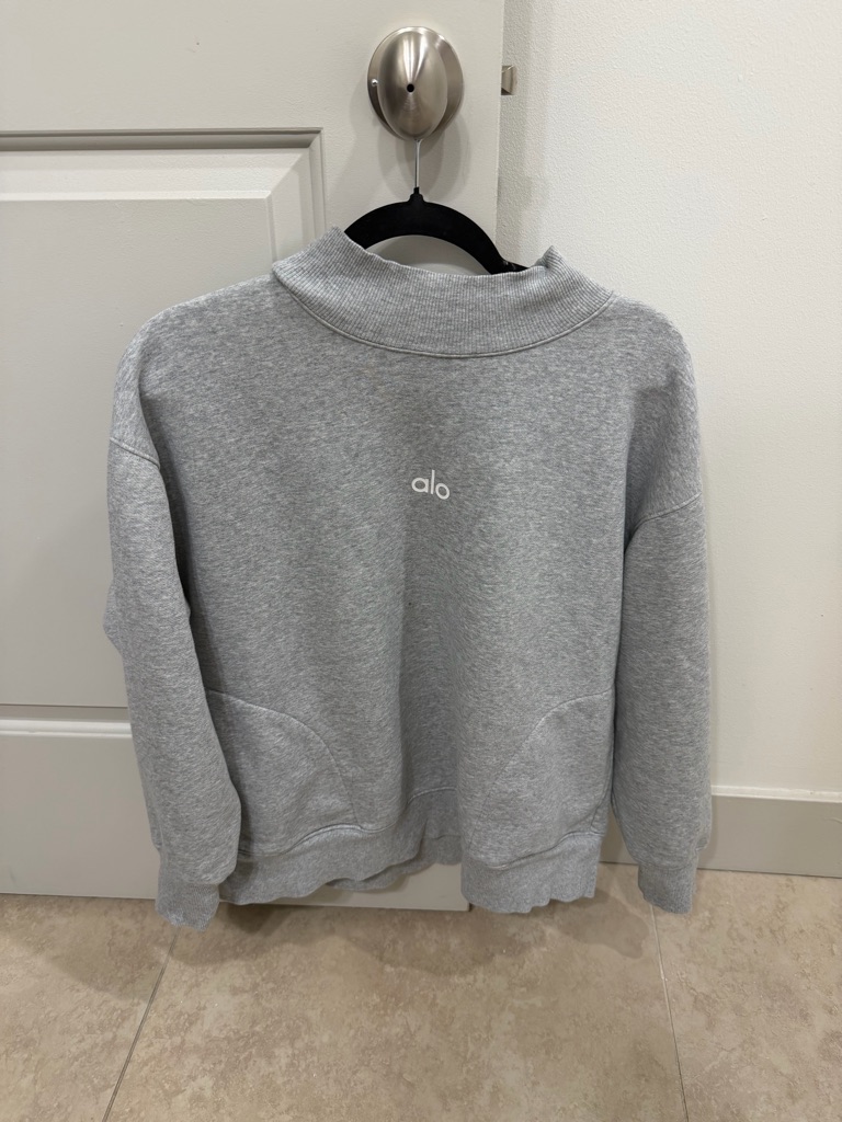 Alo Yoga X-Small Grey Rare Spellout Mockneck Sweatshirt.